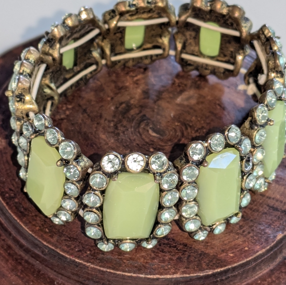 Costume jewelry bracelet vintage.